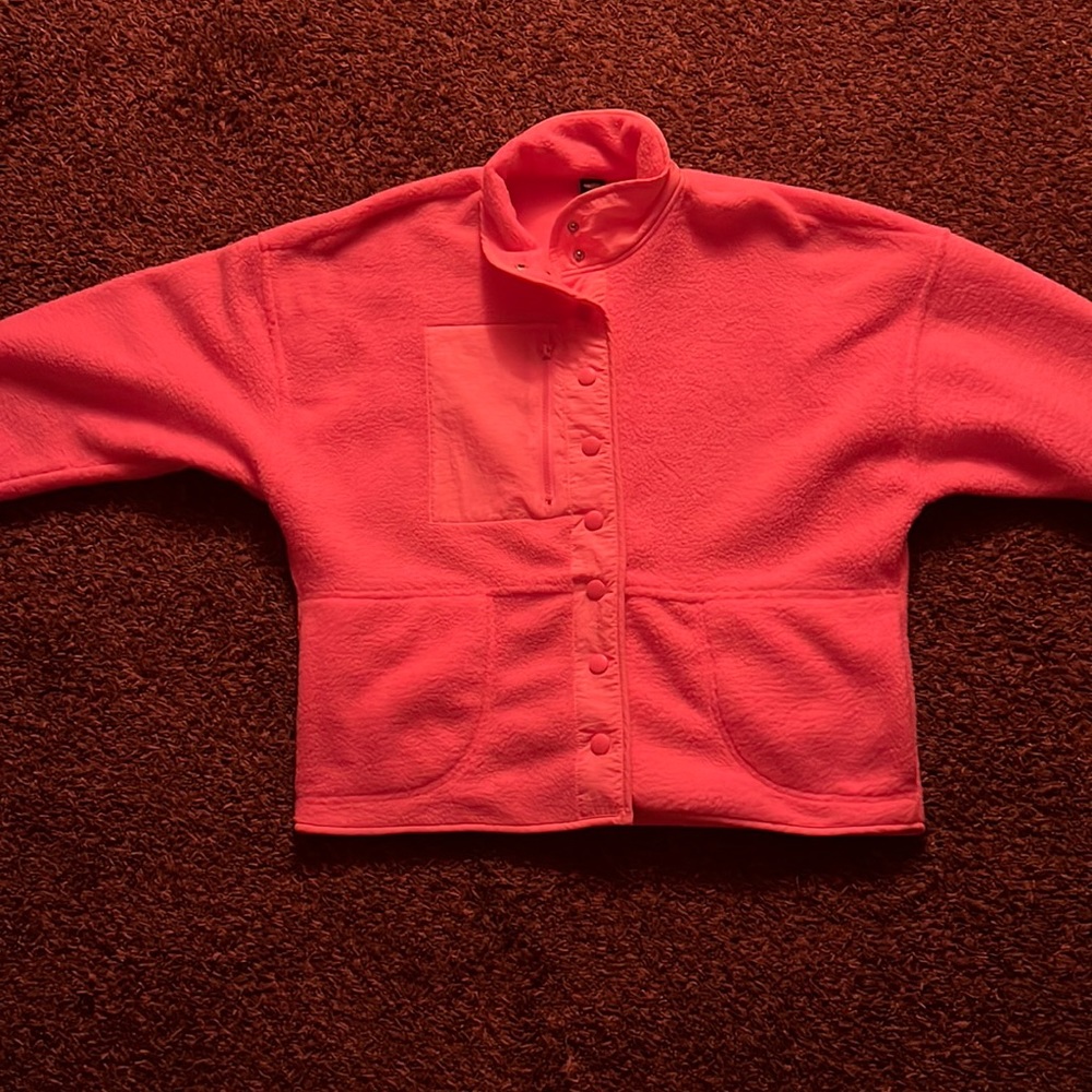 Small jacket fe Wild Fable it’s pink and fluffy. Never used but no tag.